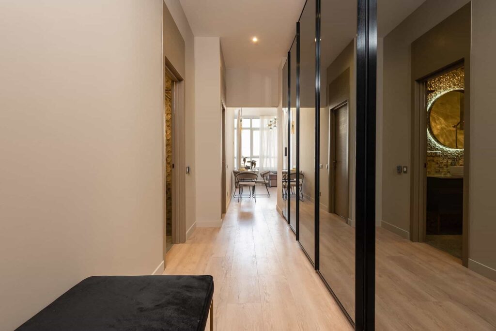 Zabudowany korytarz szafami pod sufit z lustrami