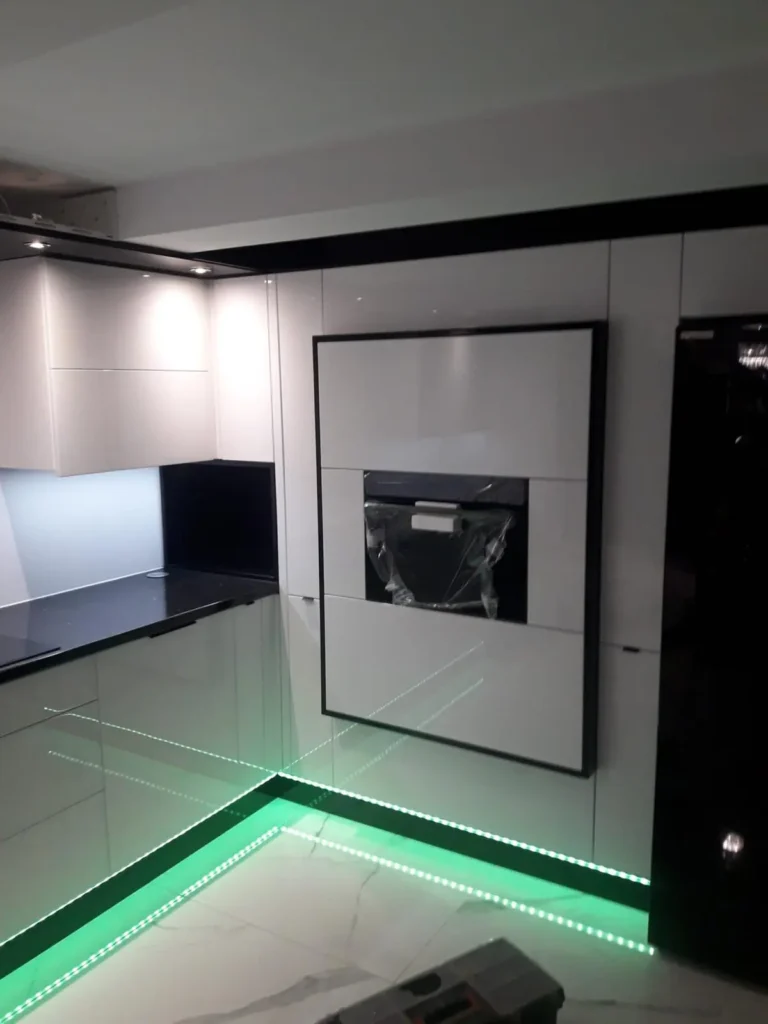 Nowoczesna i designerska kuchnia na wymiar z podświetleniem LED
