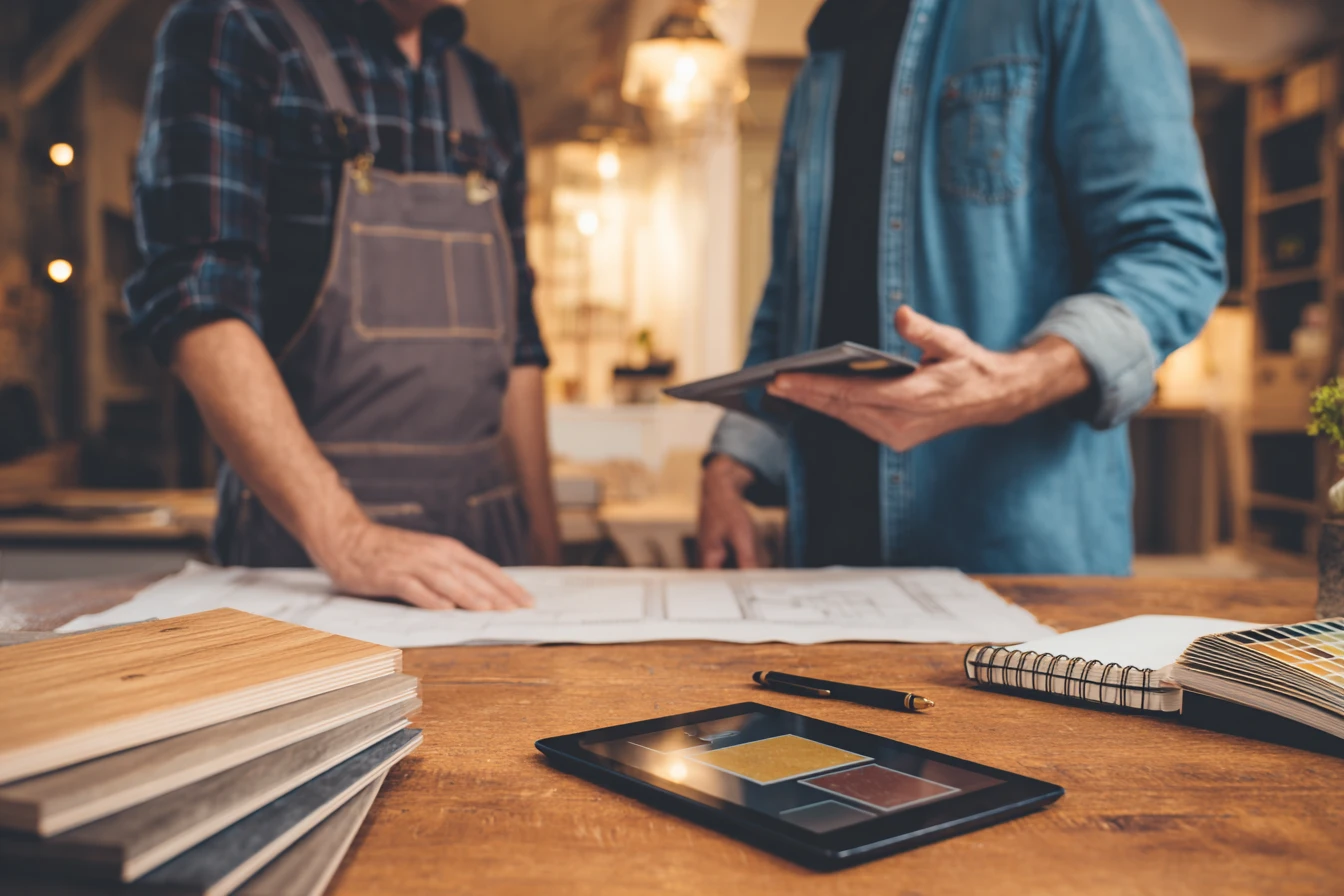 Rozmowa stolarza z Klientem przed rozpoczęciem realizacji mebli łazienkowych na wymiar